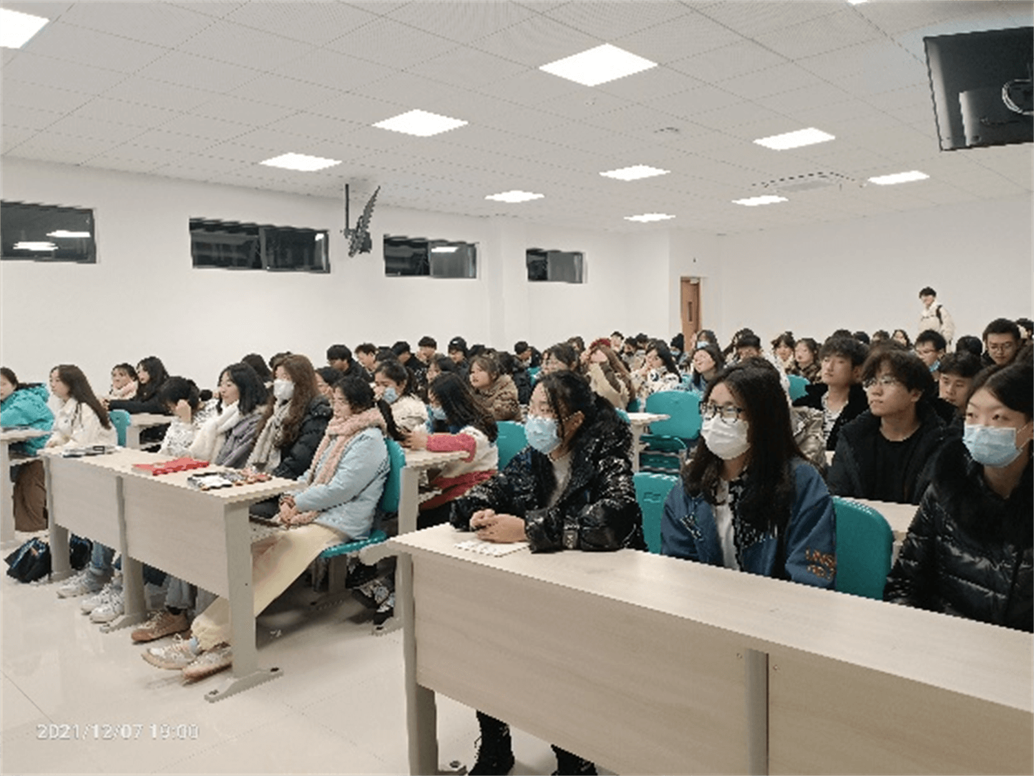 认真听讲的同学们.png