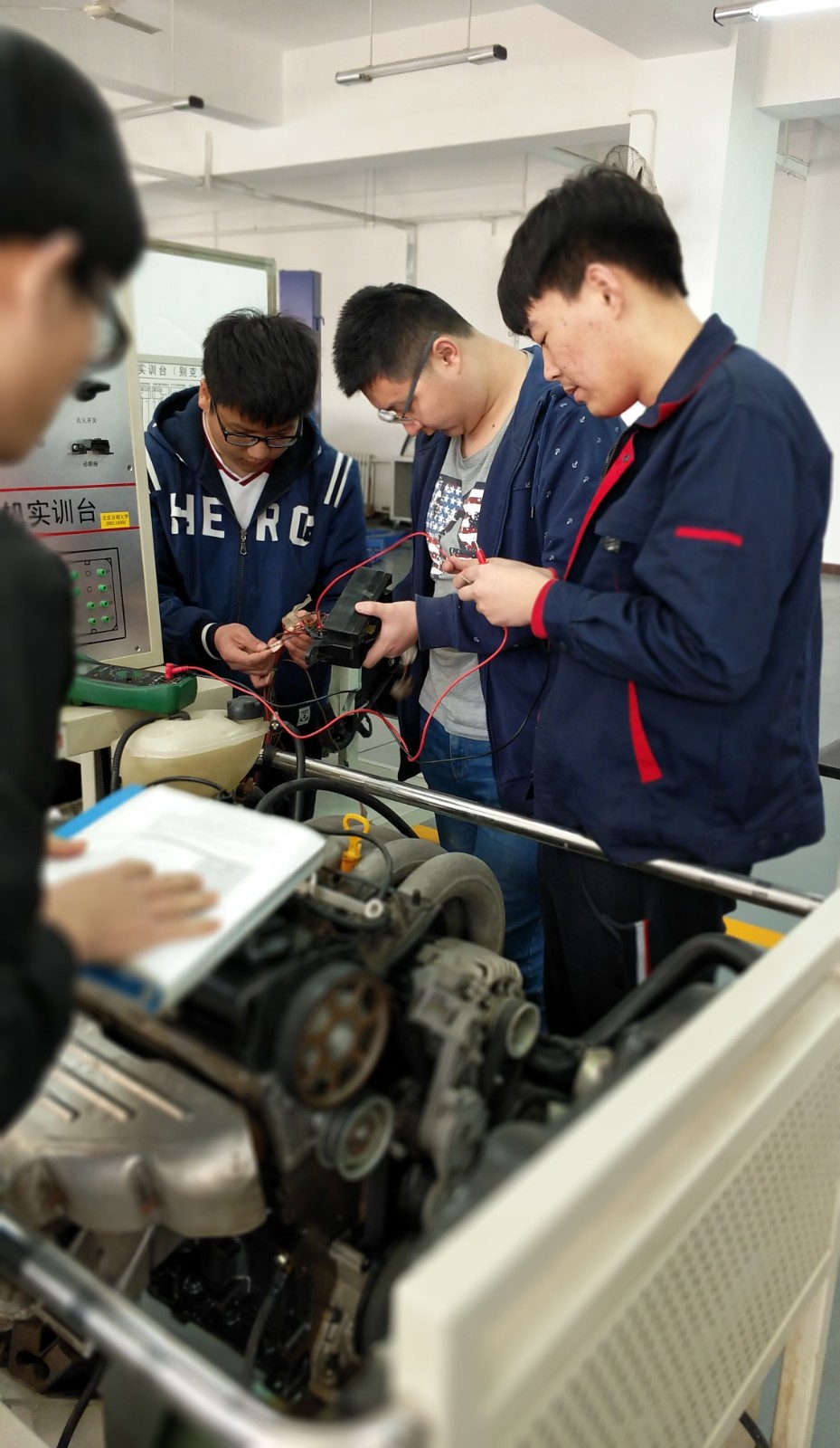 8汽车工程学院学生在理实一体化教室进行学科竞赛训练.jpg
